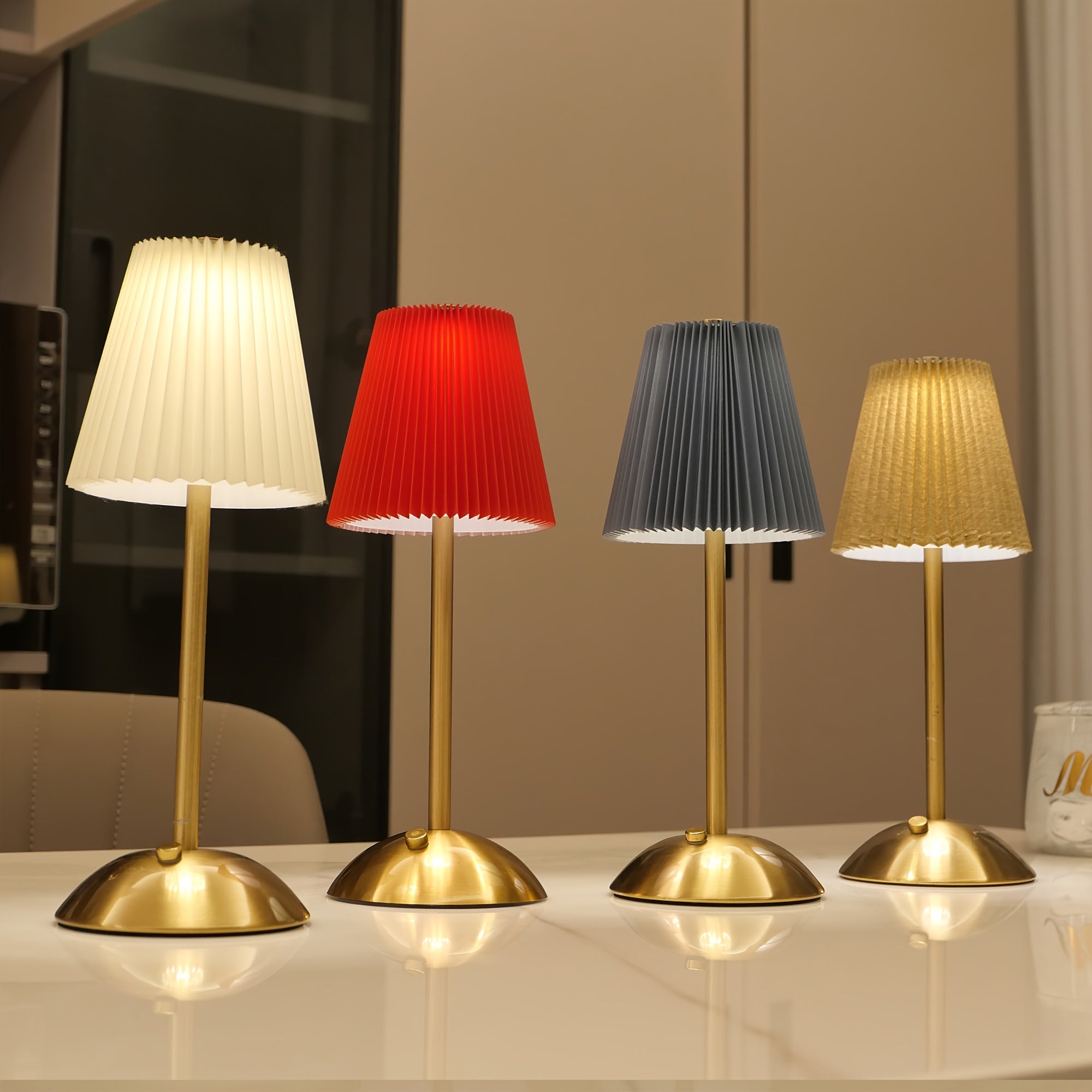 Luminária de Mesa Plissada com Base Dourada - Zafer Decor