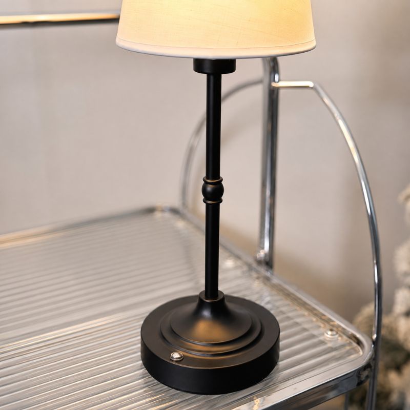 Luminária de Mesa Meridian Preta