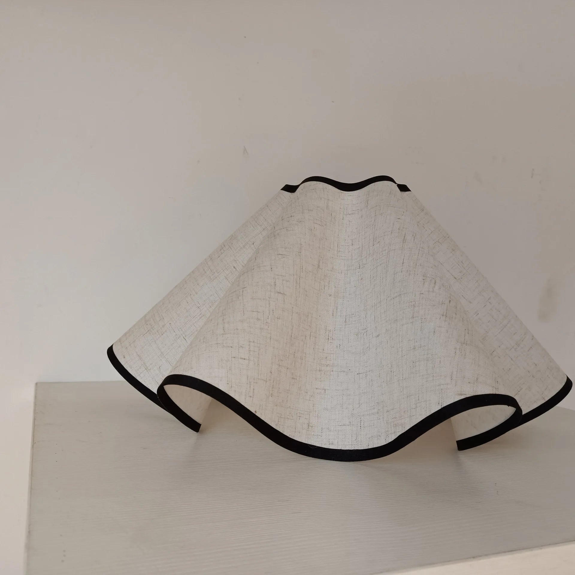 Abajur Artesanal com Cúpula de Pétalas Zafer