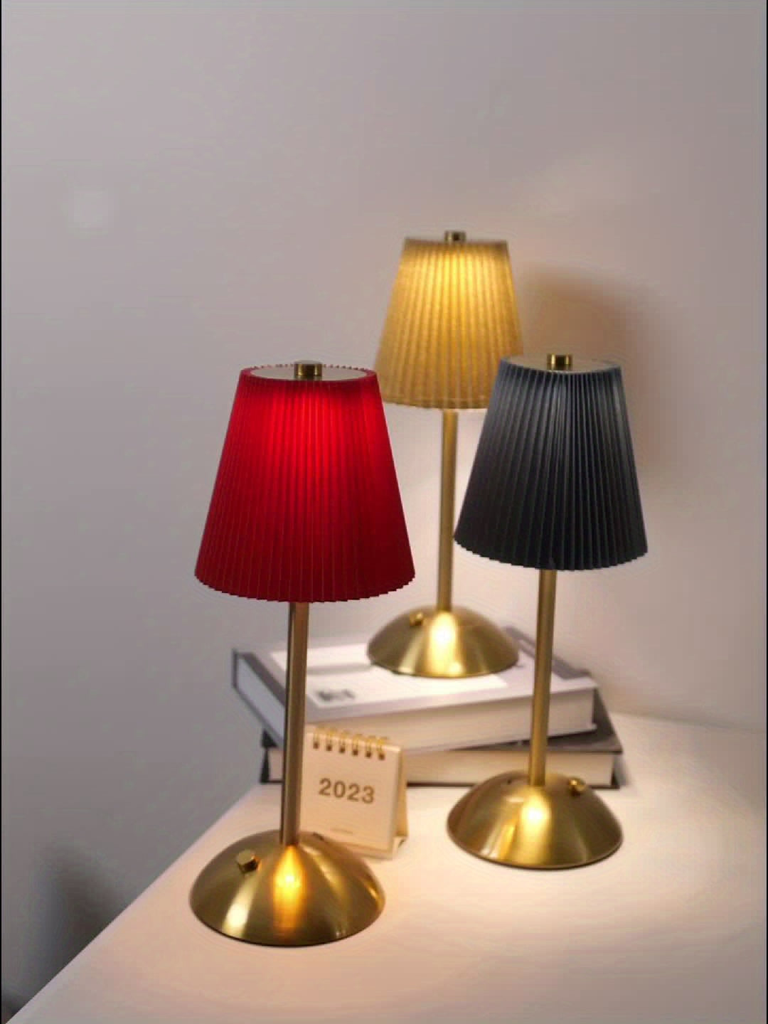 Luminária de Mesa Plissada com Base Dourada - Zafer Decor