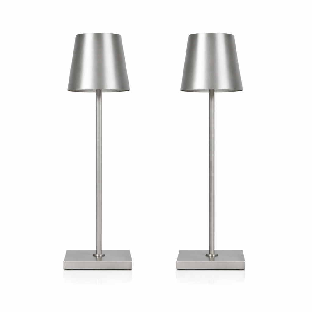 Kit com 2 luminárias de mesa prateadas LED em metal com acabamento moderno.