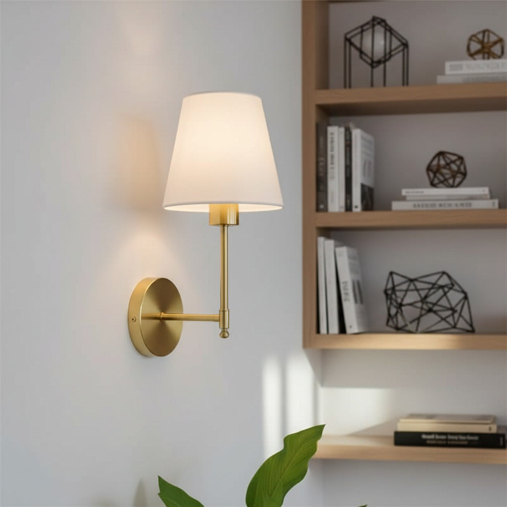 Luminária arandela dourada de parede com cúpula branca em escritorio