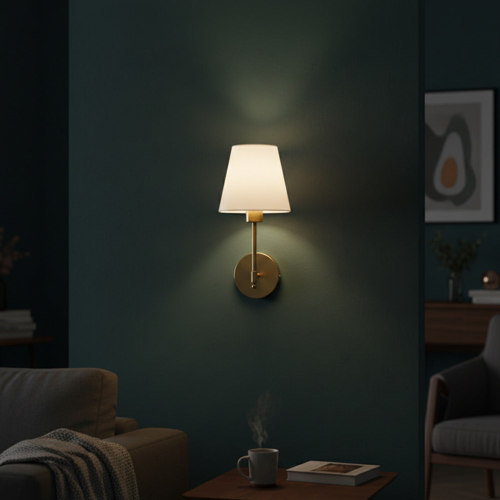 Luminária arandela dourada de parede com cúpula branca no quarto