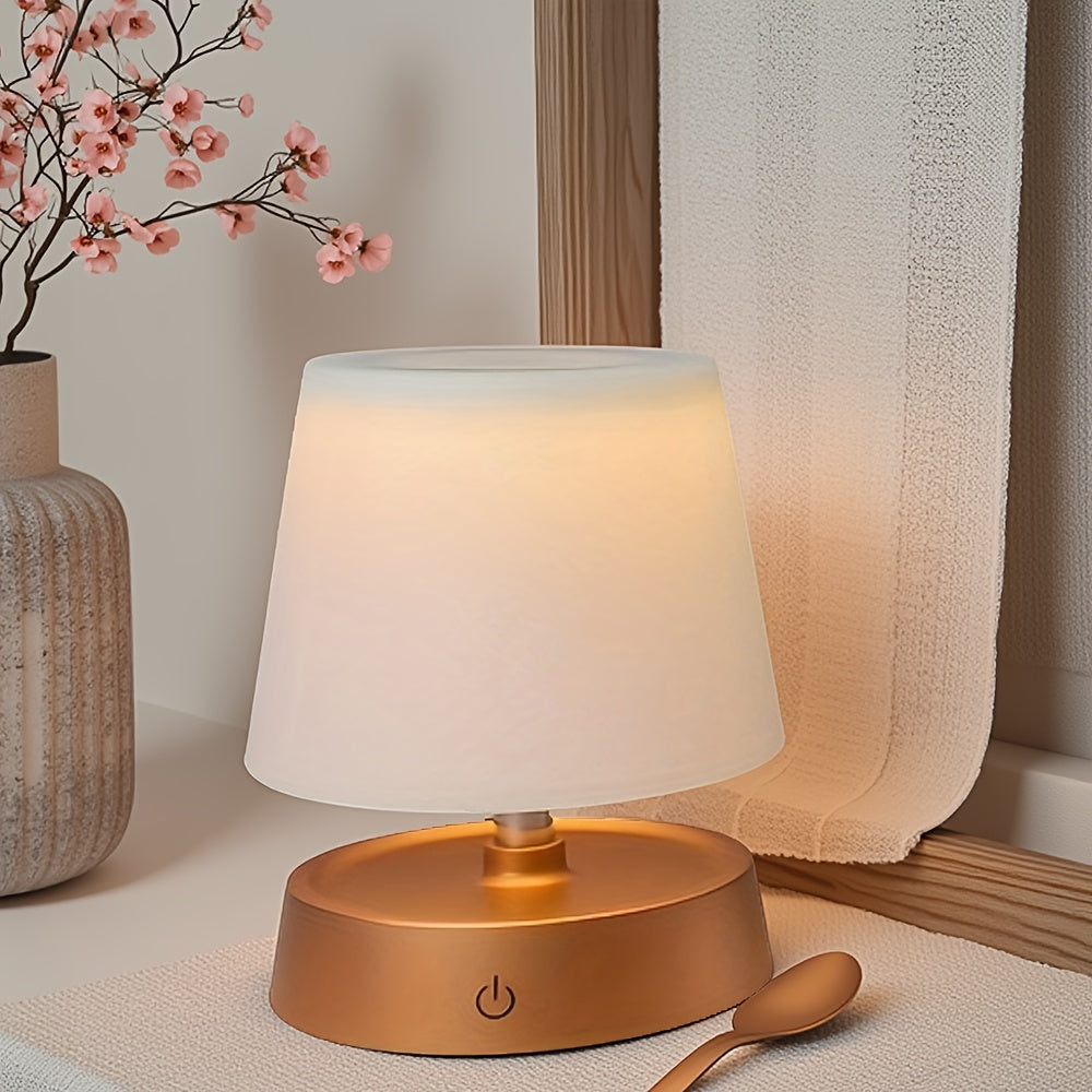 Luminária de mesa LED recarregável em ambiente confortável e moderno