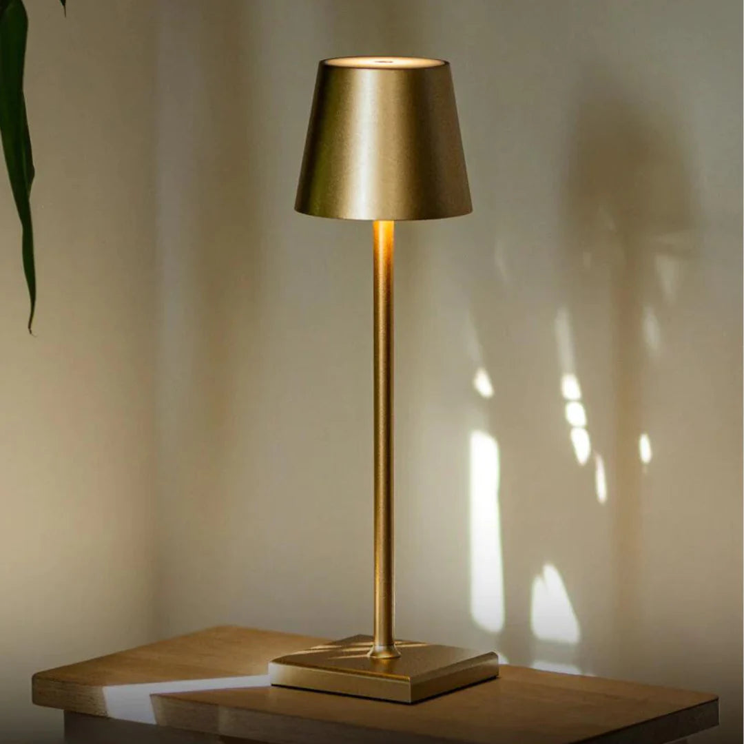Luminária de mesa Zafer Decor dourada com design minimalista, ideal para salas, quartos e escritórios.