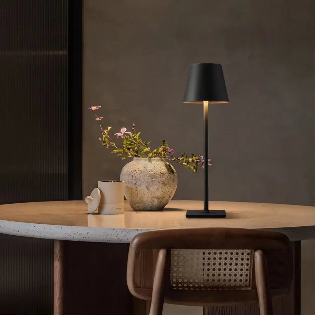 Luminária de mesa Zafer Decor em sala moderna, combinando design elegante e iluminação confortável.