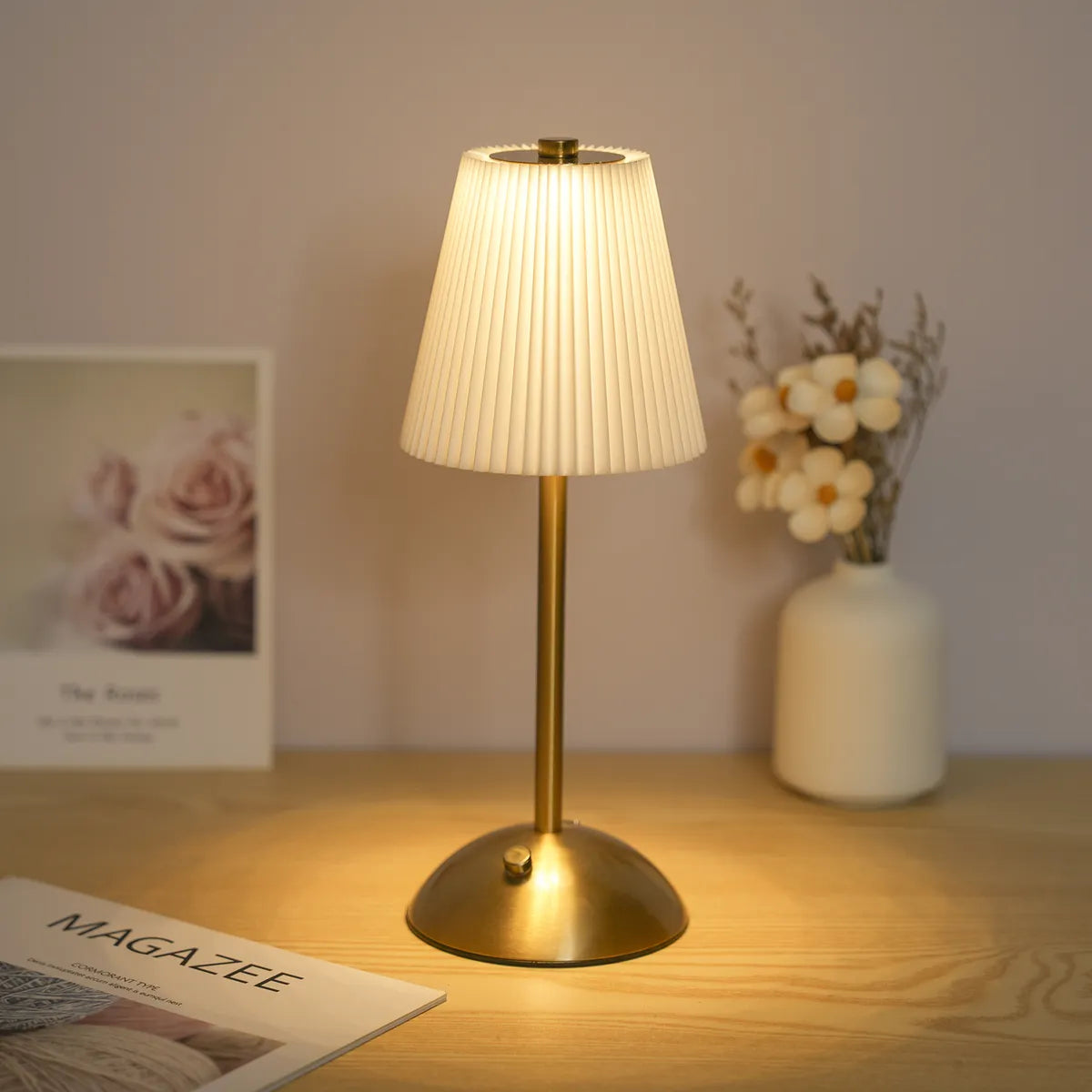 Luminária de Mesa Plissada com Base Dourada - Zafer Decor