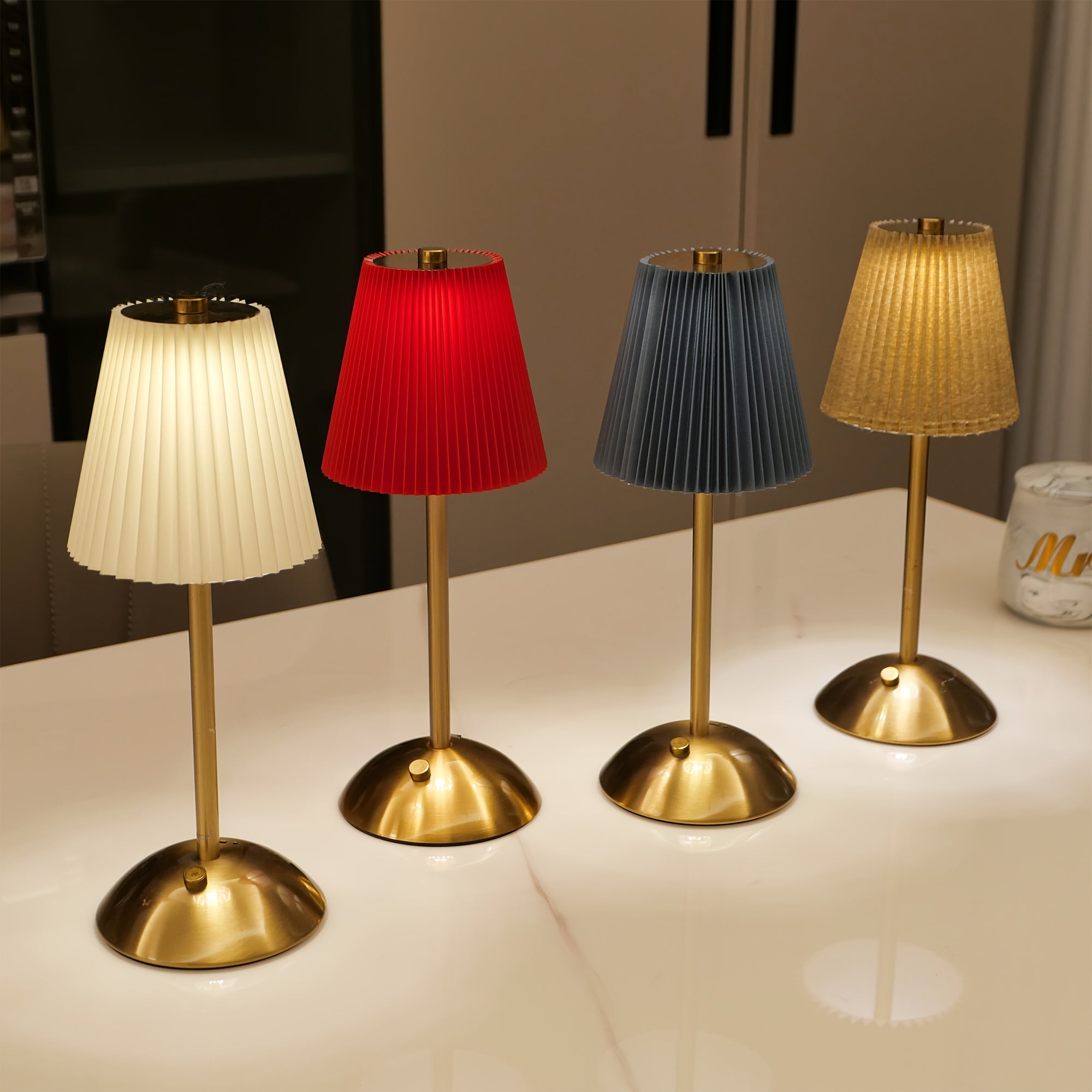 Luminária de Mesa Plissada com Base Dourada - Zafer Decor