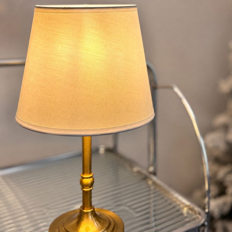 Luminária de Mesa Meridian LED Dourada