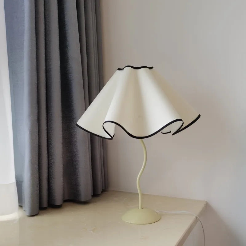 Abajur Artesanal com Cúpula de Pétalas Zafer