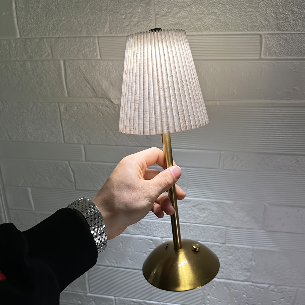 Luminária de Mesa Plissada com Base Dourada - Zafer Decor