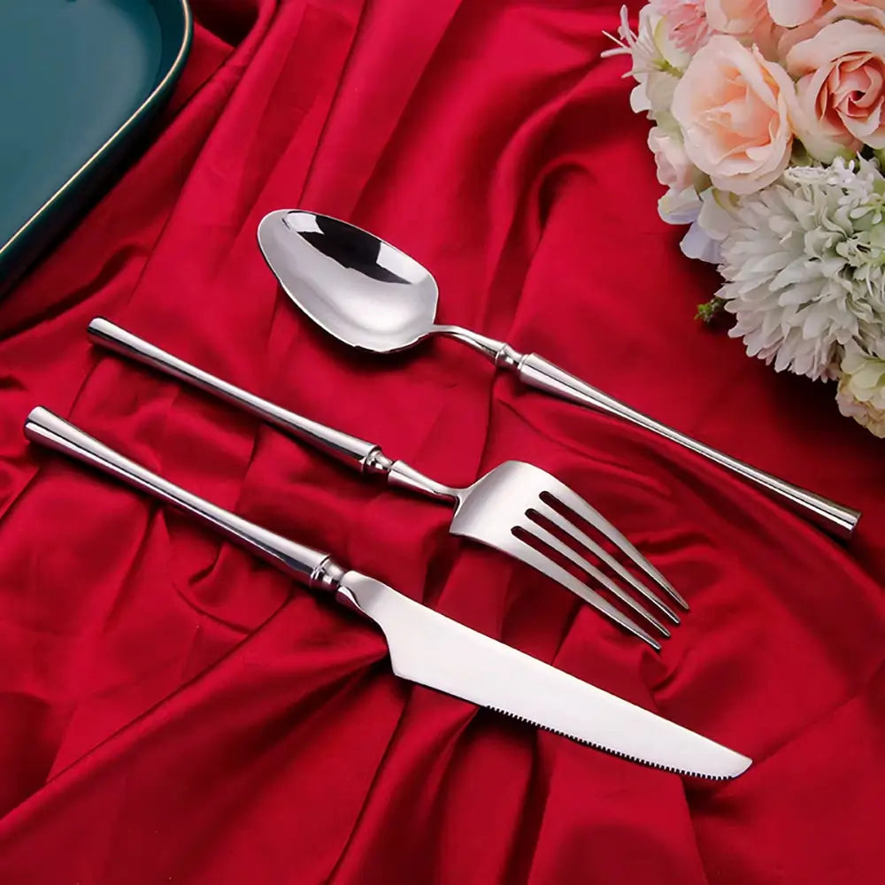 Talheres prata com estilo clássico e toque de elegância para a mesa.
