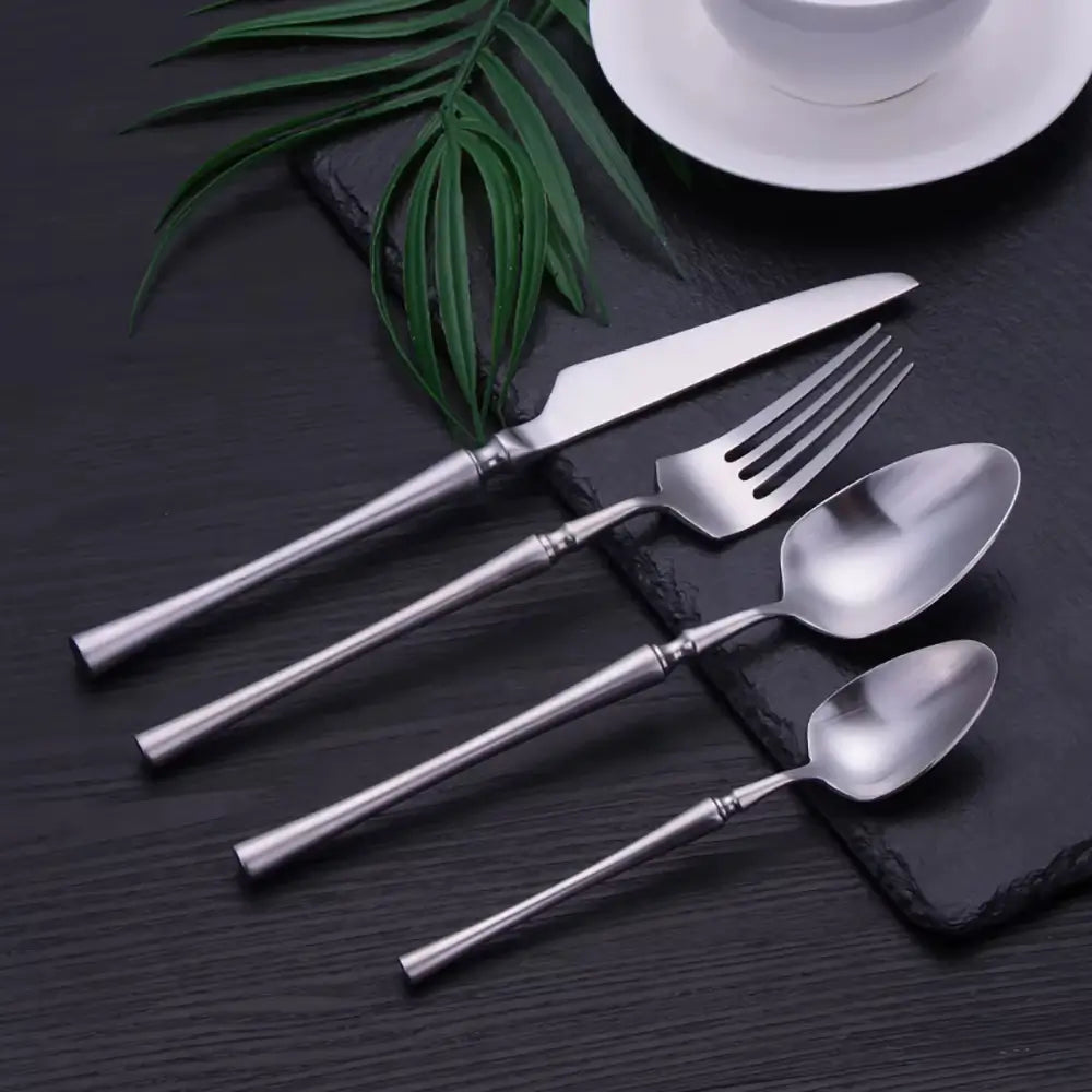 Talheres em prata com design minimalista para mesa sofisticada.