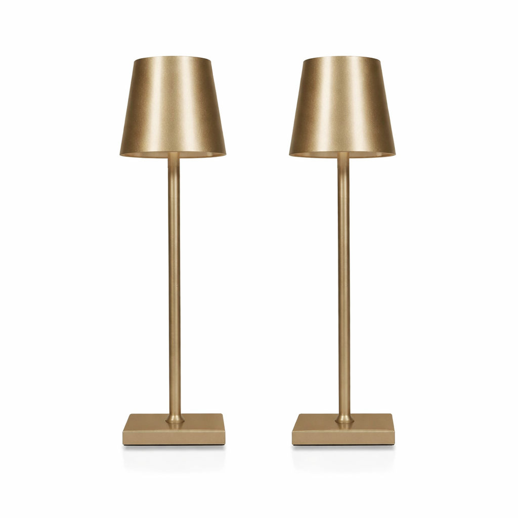 Kit com 2 luminárias de mesa douradas LED em metal, design moderno ideal para sala, quarto ou escritório.
