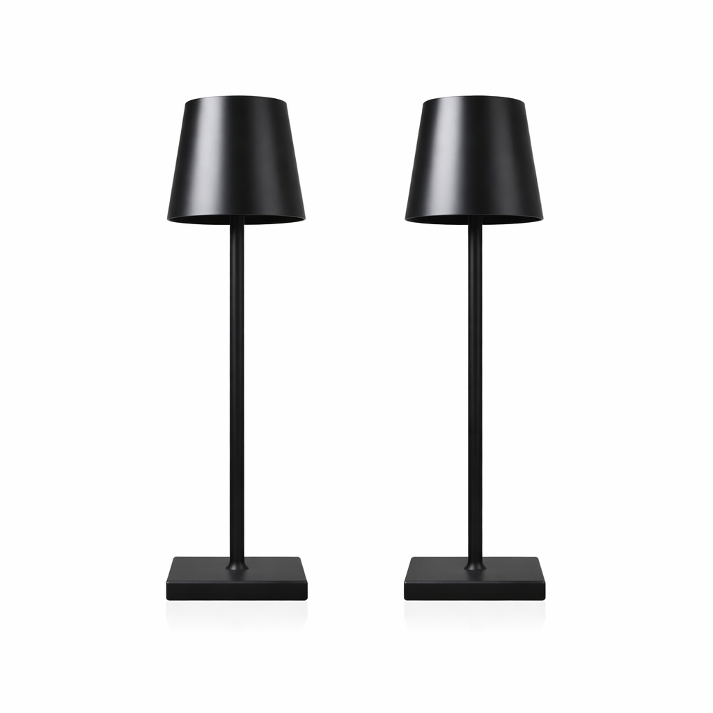 Kit com 2 luminárias de mesa pretas LED em metal com design moderno e minimalista.
