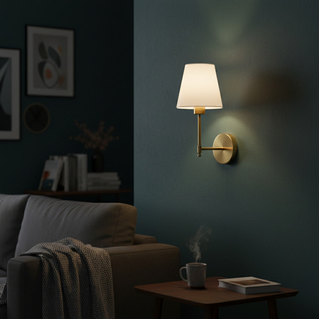 Luminária arandela dourada de parede com cúpula branca em sala moderna