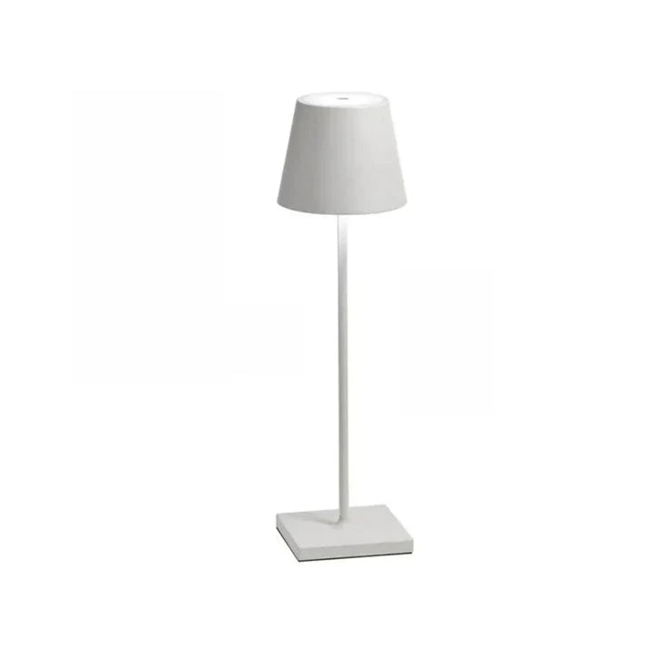 Luminária de mesa branca LED em metal com design minimalista para decoração moderna.
