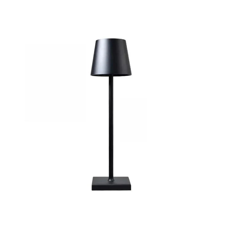 Luminária de mesa preta LED em metal com design moderno para sala, quarto ou escritório.
