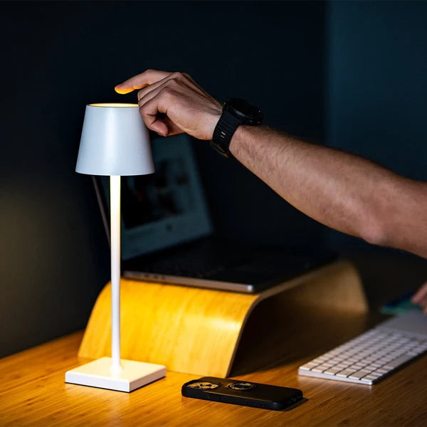 Luminária de mesa Zafer Decor em escritório moderno, oferecendo iluminação eficiente e design sofisticado.