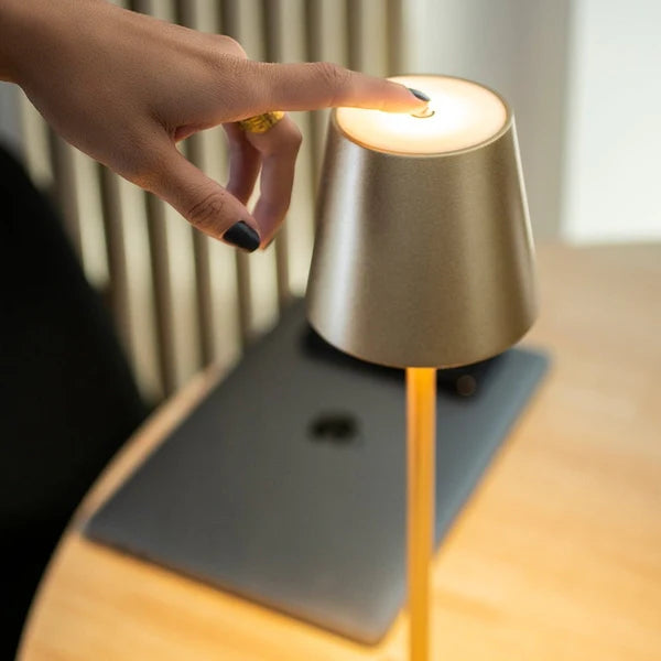 Luminária de mesa Zafer Decor com base elegante, perfeita para escritórios e mesas de apoio.