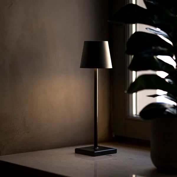 Luminária de mesa Zafer Decor com iluminação aconchegante, ideal para leitura e decoração.