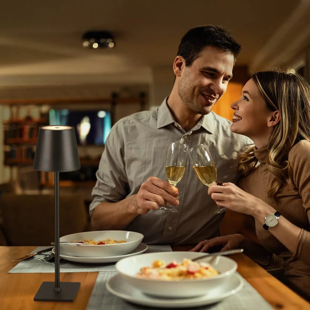 Luminária de mesa moderna LED em ambiente de jantar, criando iluminação aconchegante e decoração sofisticada para sala e mesa posta.
